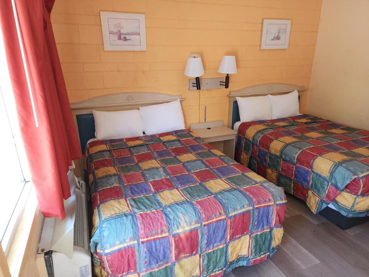 Town House Motel Ленчестър Екстериор снимка