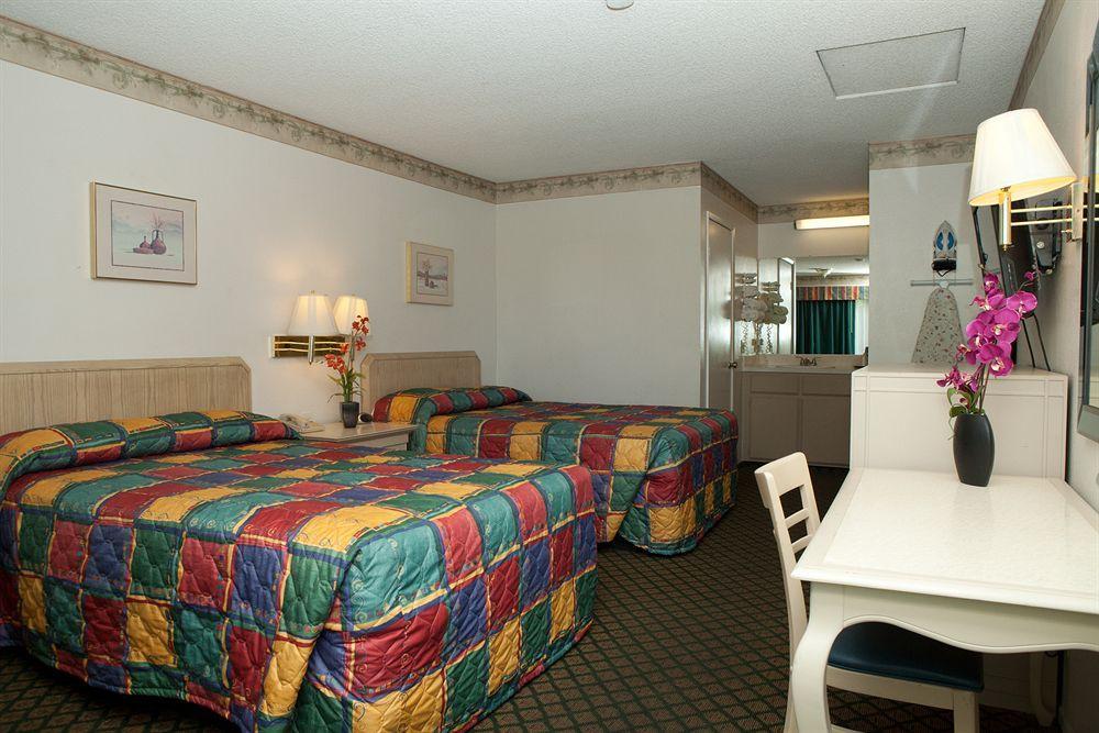 Town House Motel Ленчестър Екстериор снимка