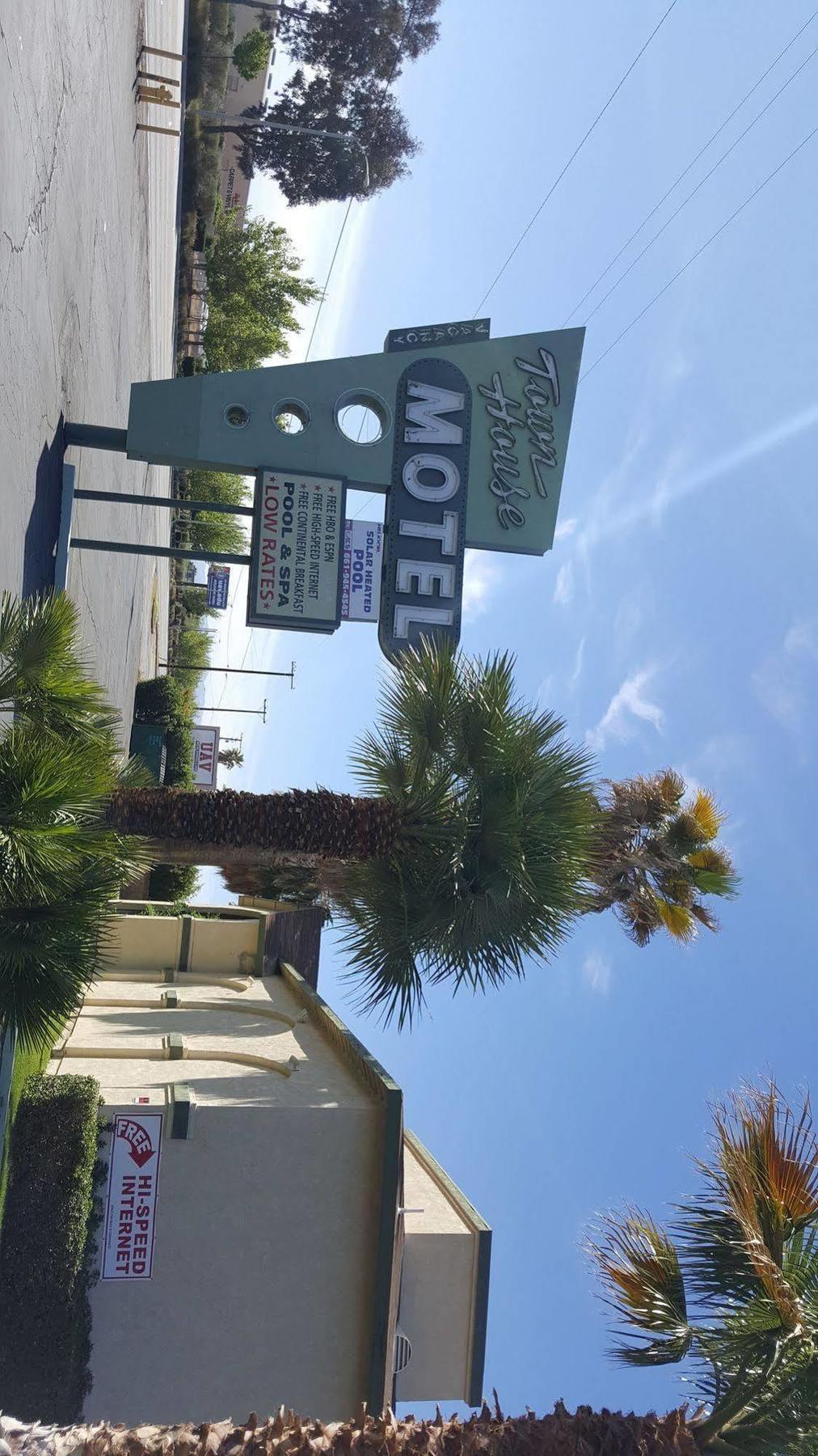Town House Motel Ленчестър Екстериор снимка