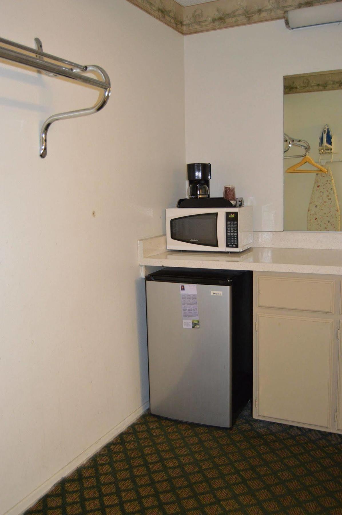 Town House Motel Ленчестър Екстериор снимка