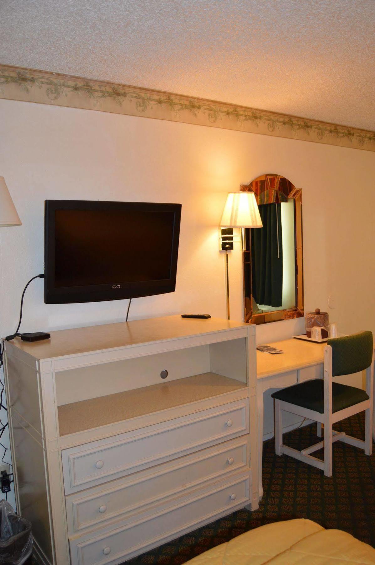 Town House Motel Ленчестър Екстериор снимка