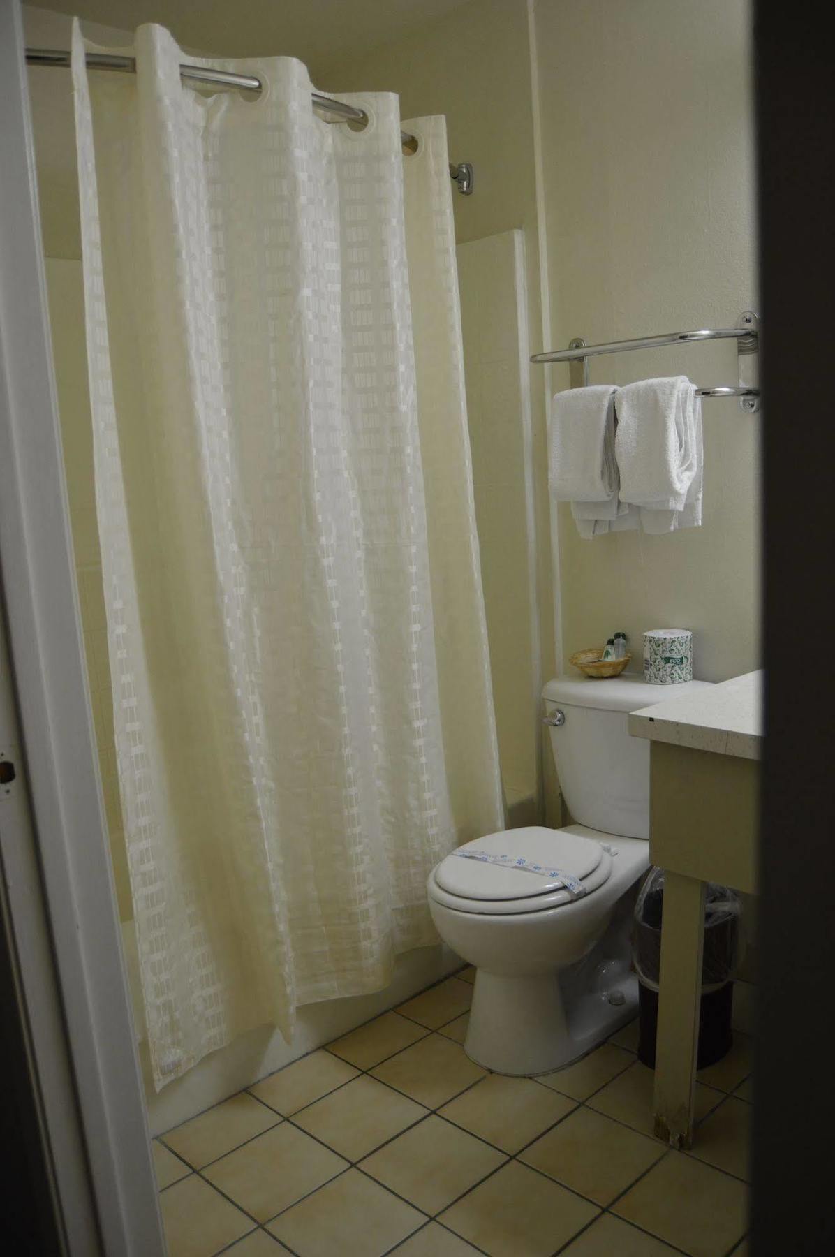 Town House Motel Ленчестър Екстериор снимка