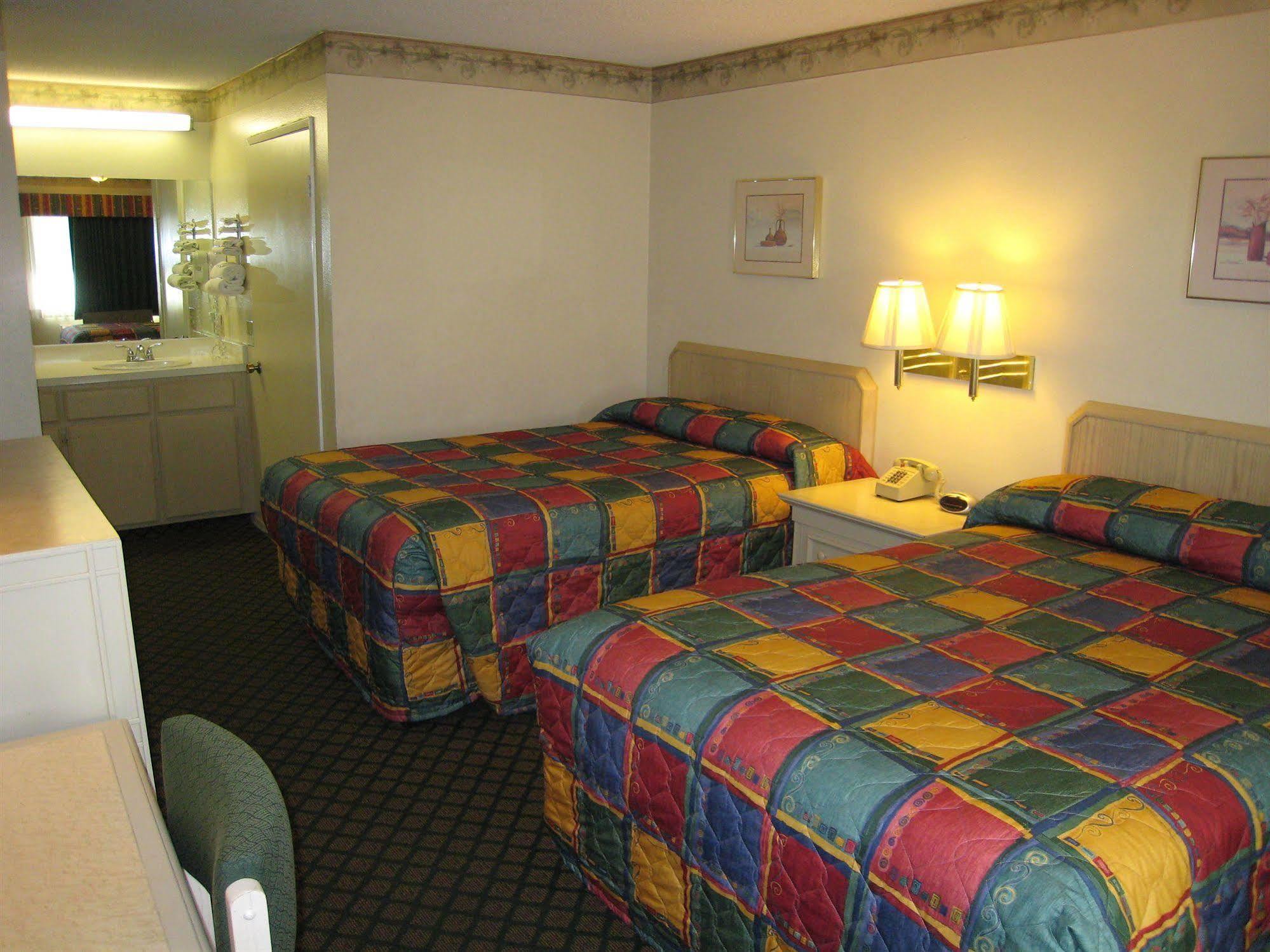 Town House Motel Ленчестър Екстериор снимка