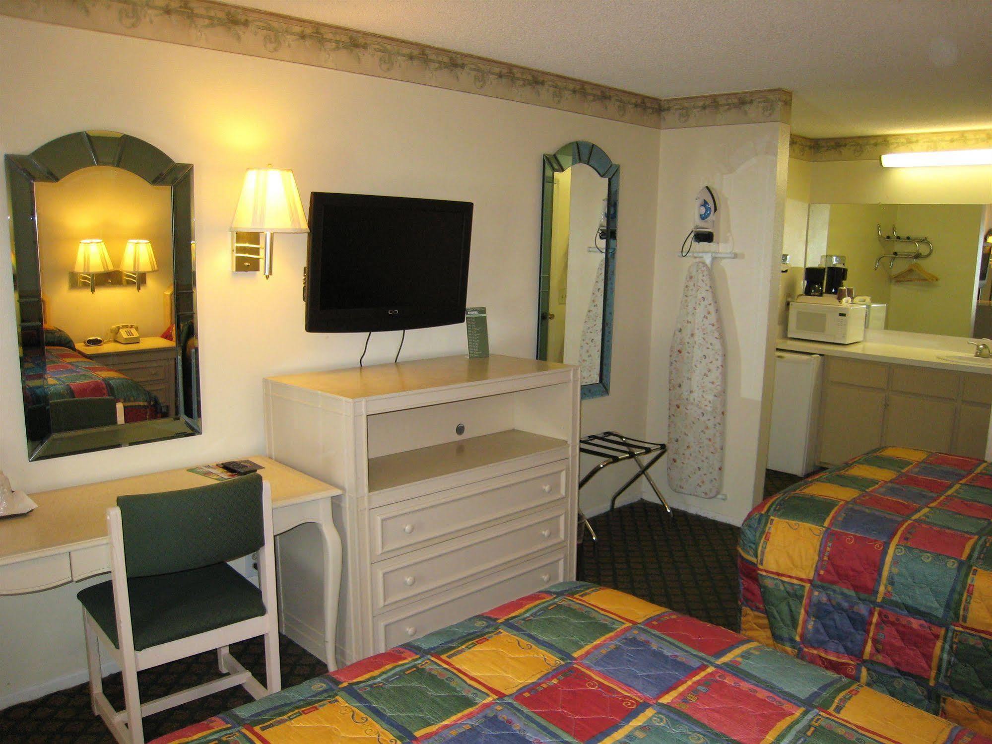 Town House Motel Ленчестър Екстериор снимка