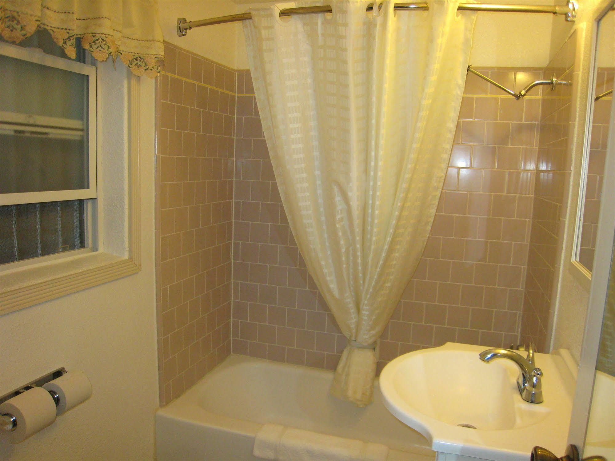 Town House Motel Ленчестър Екстериор снимка