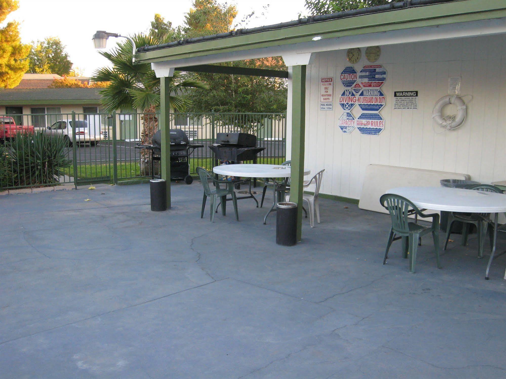 Town House Motel Ленчестър Екстериор снимка