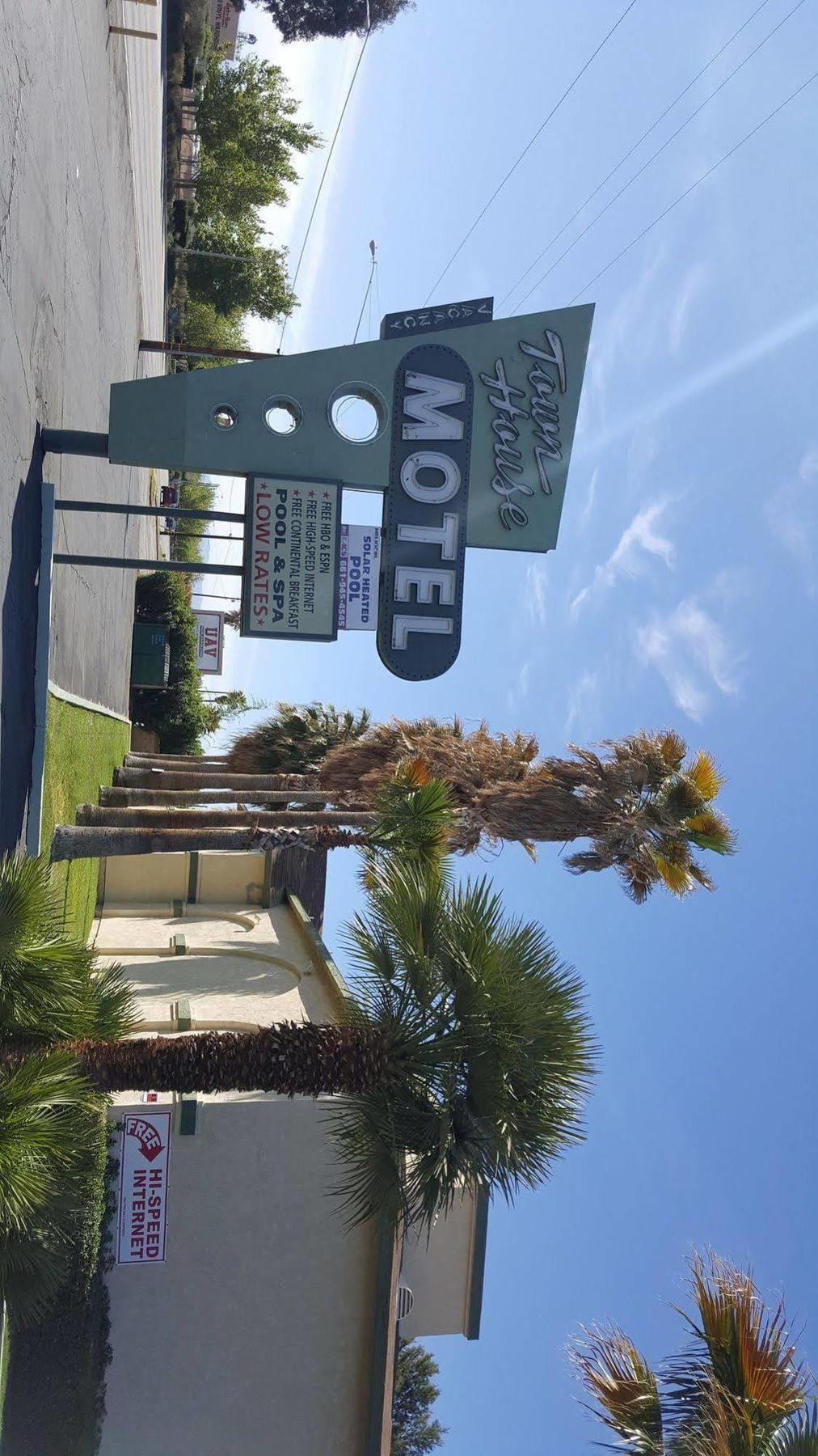 Town House Motel Ленчестър Екстериор снимка