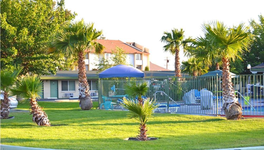 Town House Motel Ленчестър Екстериор снимка